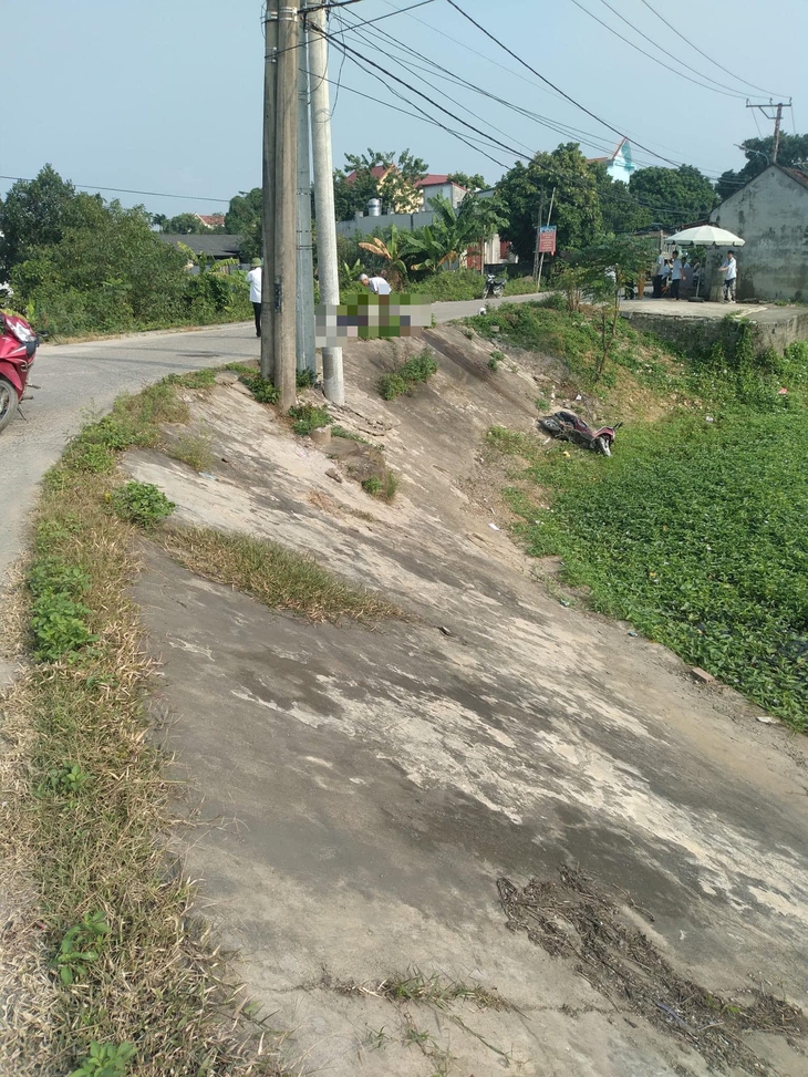 Va chạm với xe tải, 3 người trong cùng gia đình tử vong - Ảnh 1.