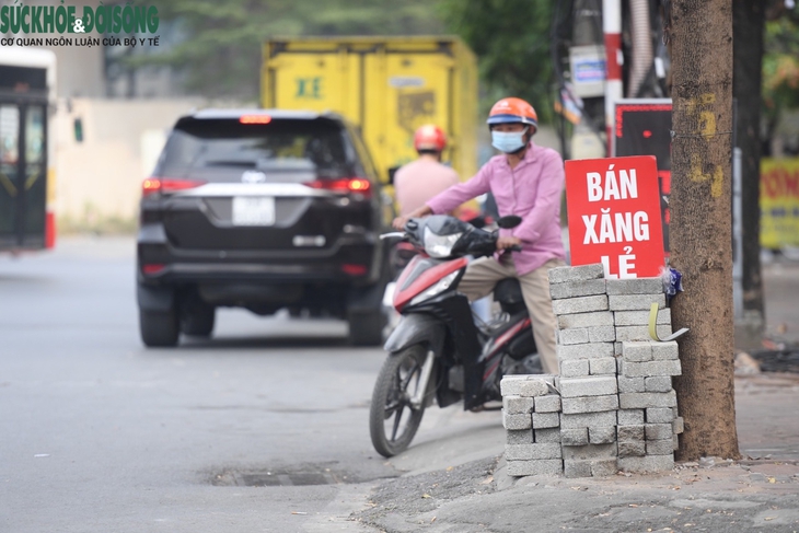Hà Nội: Quán trà đá, tạp hóa tranh thủ bán xăng lẻ 'kiếm thêm' - Ảnh 4.