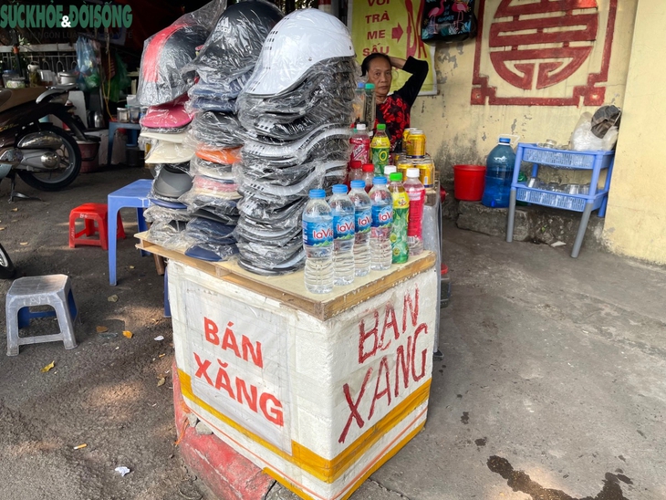Hà Nội: Quán trà đá, tạp hóa tranh thủ bán xăng lẻ 'kiếm thêm' - Ảnh 2.