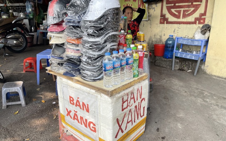 Hà Nội: Quán trà đá, tạp hoá tranh thủ bán xăng lẻ 'kiếm thêm'