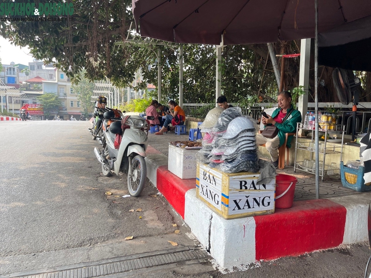 Hà Nội: Quán trà đá, tạp hóa tranh thủ bán xăng lẻ 'kiếm thêm' - Ảnh 3.
