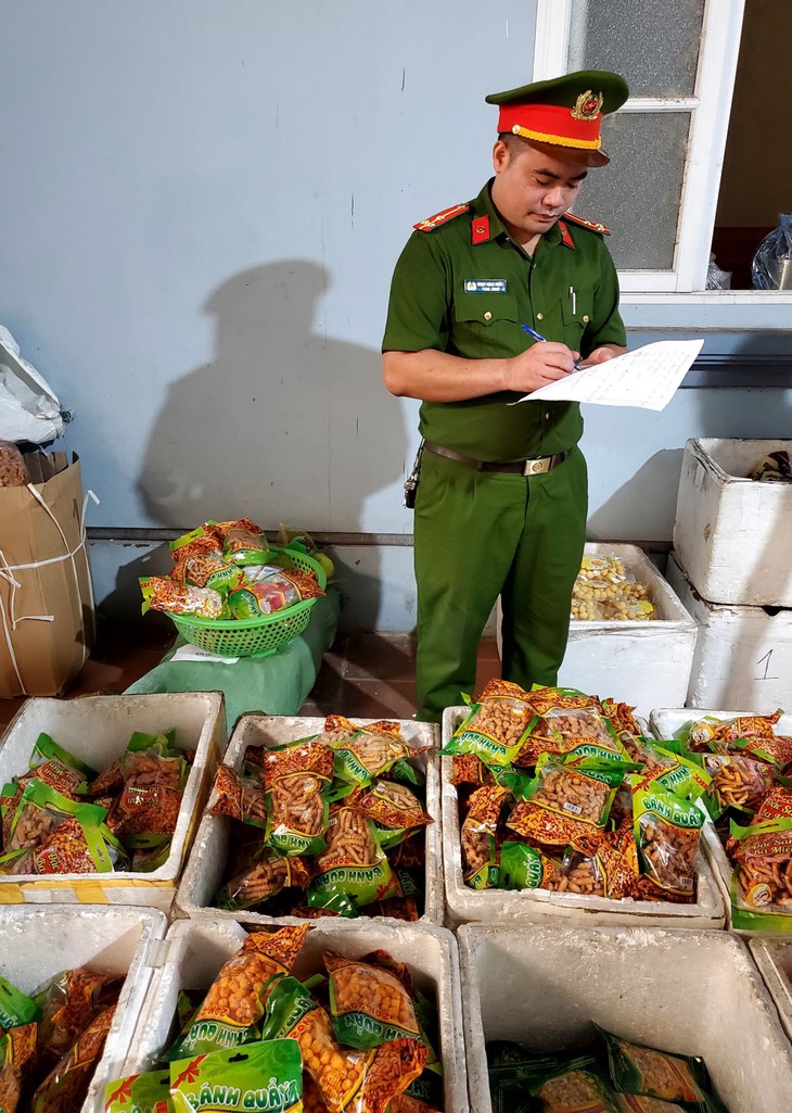 Phát hiện cơ sở sản xuất, buôn bán bánh kẹo hàng giả - Ảnh 1. Phát hiện cơ sở sản xuất, buôn bán bánh kẹo hàng giả - Ảnh 1.