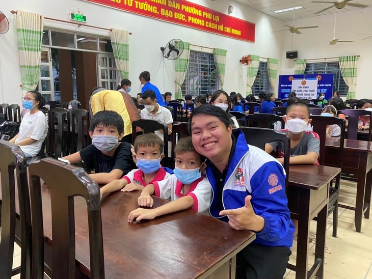 Cảm phục tinh thần vượt khó của cậu bé không cha từng xin cơm nơi cửa chùa - Ảnh 1.