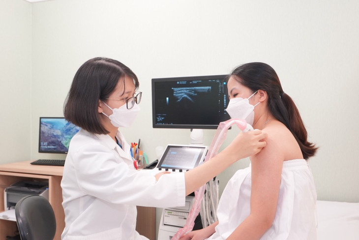 Liệt đột ngột vai trái do thói quen bế con một bên thường xuyên - Ảnh 1.