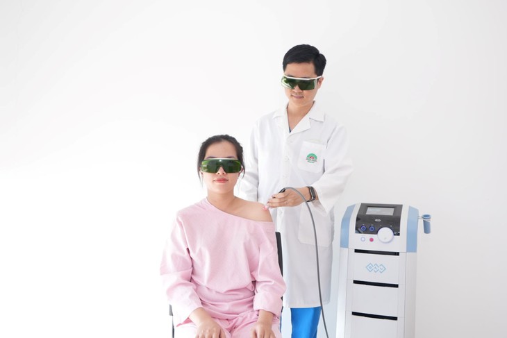 Liệt đột ngột vai trái do thói quen bế con một bên thường xuyên - Ảnh 3.