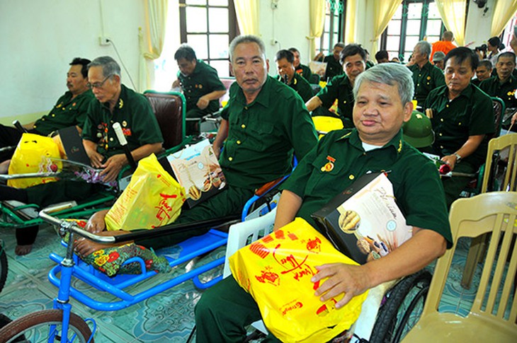 Trình Chủ tịch nước tặng quà cho người có công dịp Tết Nguyên đán Quý Mão - Ảnh 1. Trình Chủ tịch nước tặng quà cho người có công dịp Tết Nguyên đán Quý Mão - Ảnh 1.