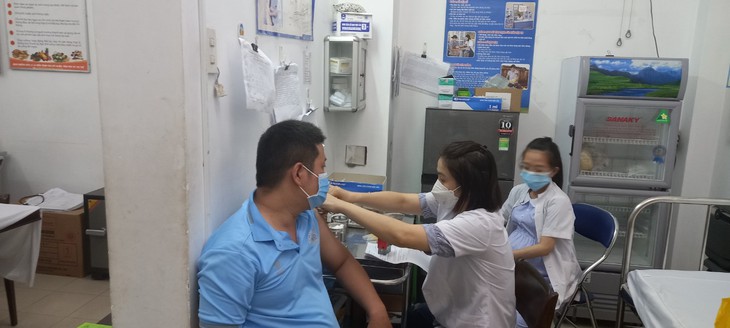Nhiều địa phương khẩn trương tiêm vaccine COVID-19 mũi 4 - Ảnh 3. Nhiều địa phương khẩn trương tiêm vaccine COVID-19 mũi 4 - Ảnh 3.