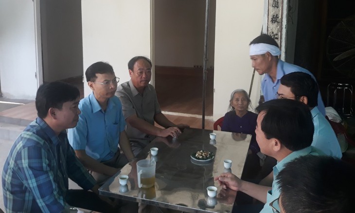 Thương cảnh cặp vợ chồng cùng con nhỏ tử vong do va chạm với xe tải - Ảnh 2. Thương cảnh cặp vợ chồng cùng con nhỏ tử vong do va chạm với xe tải - Ảnh 2.