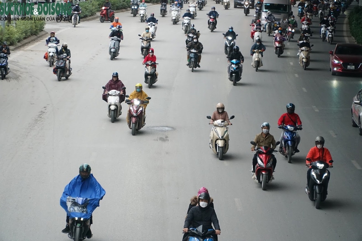 Người dân 'trang bị' thêm áo ấm trong ngày đầu Thủ đô trở lạnh - Ảnh 1. Người dân 'trang bị' thêm áo ấm trong ngày đầu Thủ đô trở lạnh - Ảnh 1.