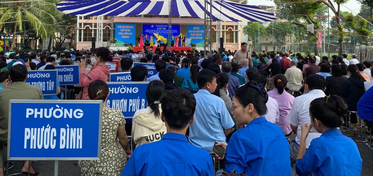 Tỷ lệ nhiễm HIV đang chuyển từ đường máu sang đường quan hệ tình dục - Ảnh 2.