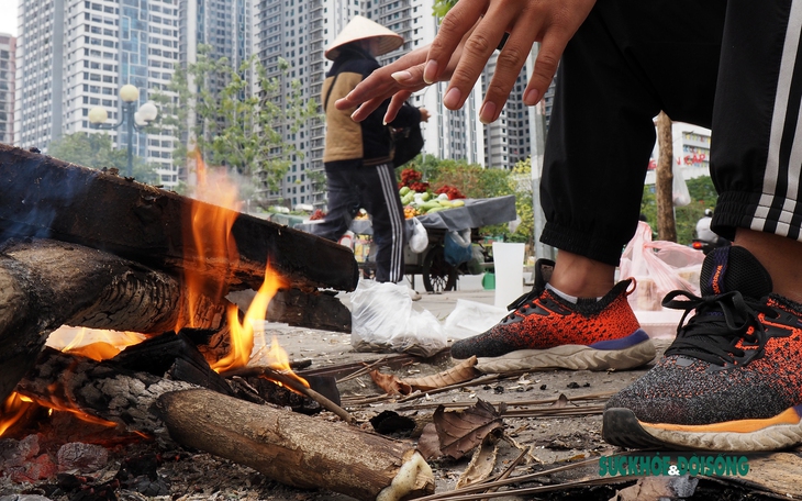 Người Hà Nội co ro, đốt lửa sưởi ấm giữa đường trong ngày rét nhất từ đầu mùa