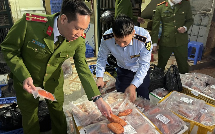 Thu giữ hơn 1 tấn ức vịt và cánh gà đông lạnh không rõ nguồn gốc