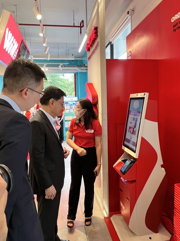 Phó Thủ tướng Singapore thăm cửa hàng WIN của Tập đoàn Masan - Ảnh 2.