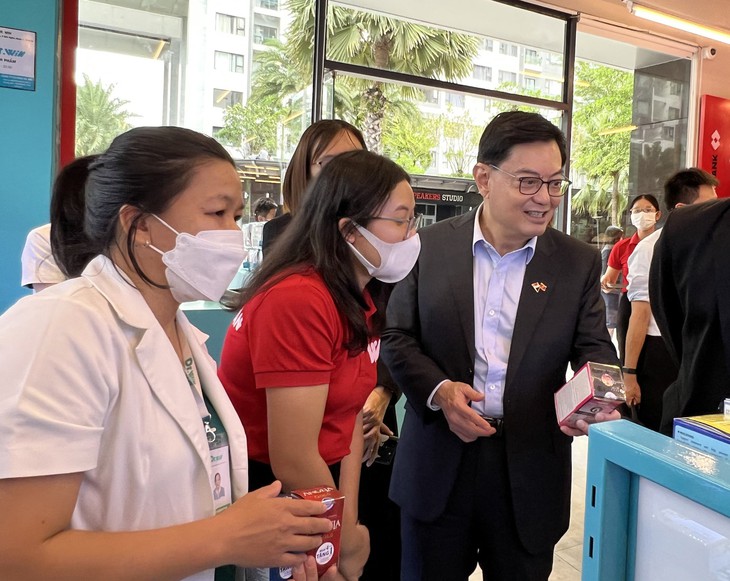 Phó Thủ tướng Singapore thăm cửa hàng WIN của Tập đoàn Masan - Ảnh 1.