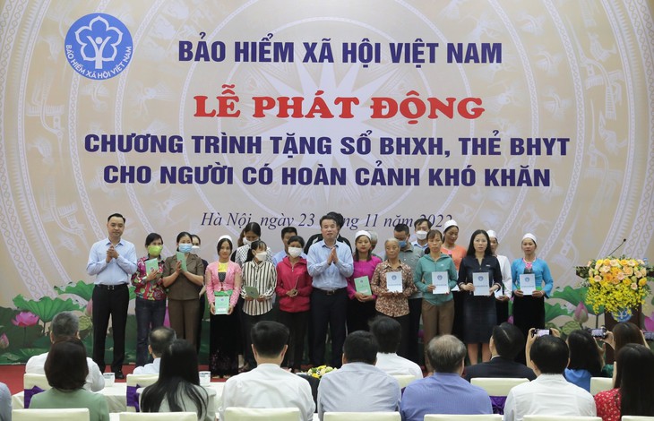 Phát động chương trình tặng sổ BHXH, thẻ BHYT cho người có hoàn cảnh khó khăn - Ảnh 1. Phát động chương trình tặng sổ BHXH, thẻ BHYT cho người có hoàn cảnh khó khăn - Ảnh 1.