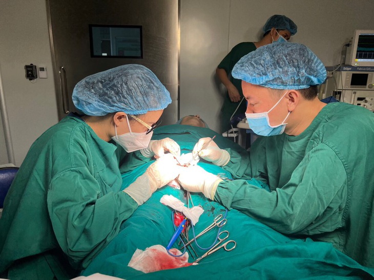Vi phẫu tìm thấy tinh trùng cho nam thanh niên từng mắc quai bị - Ảnh 1.