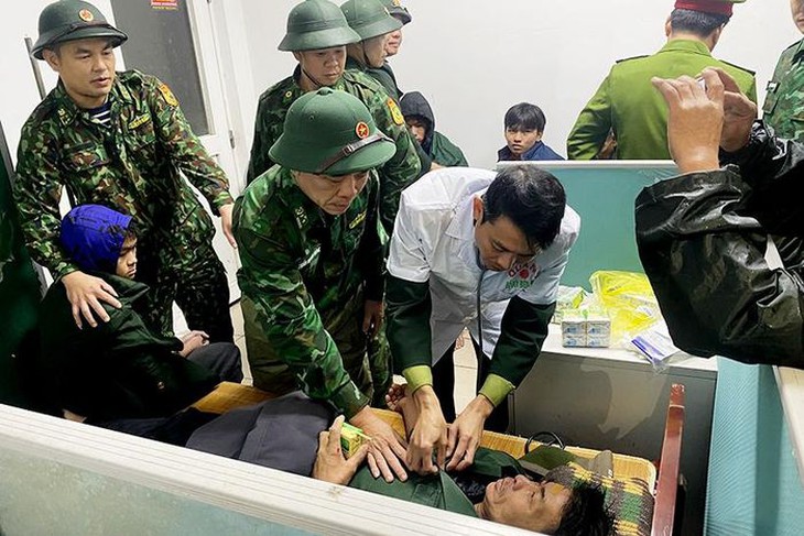 Cứu sống 7 ngư dân gặp nạn trên biển Hà Tĩnh - Ảnh 1.