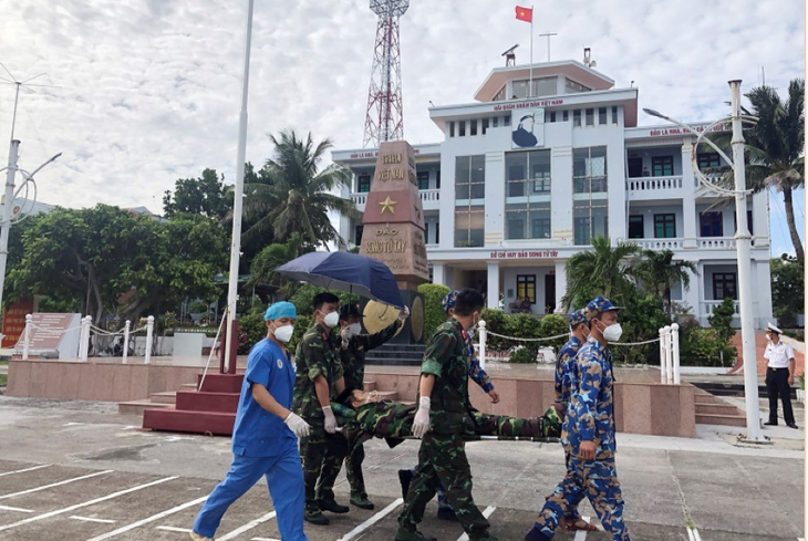 Trực thăng kịp thời đưa bệnh nhân từ Trường Sa về đất liền điều trị - Ảnh 2.