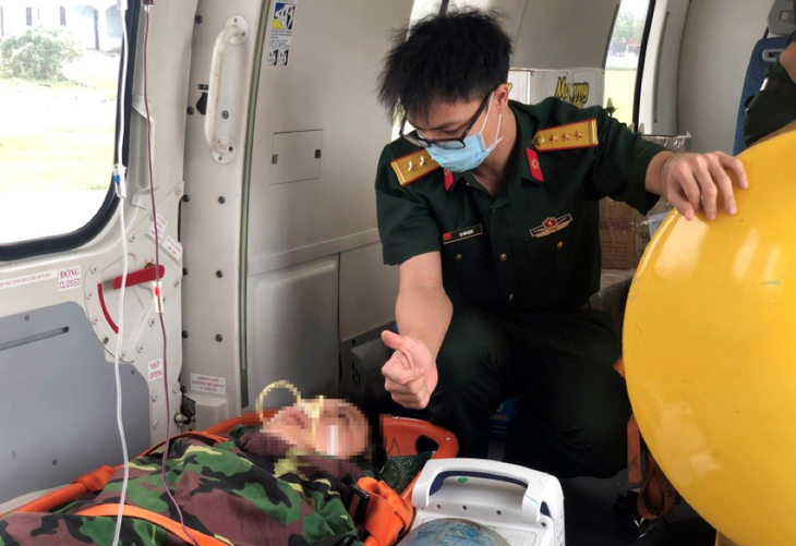 Trực thăng kịp thời đưa bệnh nhân từ Trường Sa về đất liền điều trị - Ảnh 3.
