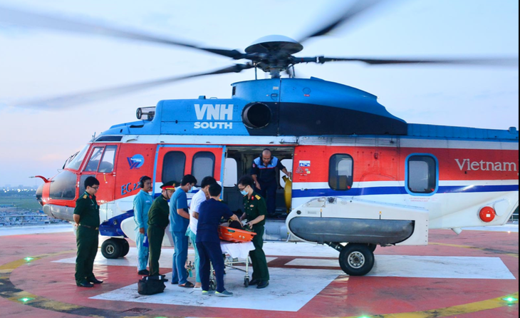 Trực thăng kịp thời đưa bệnh nhân từ Trường Sa về đất liền điều trị - Ảnh 1.