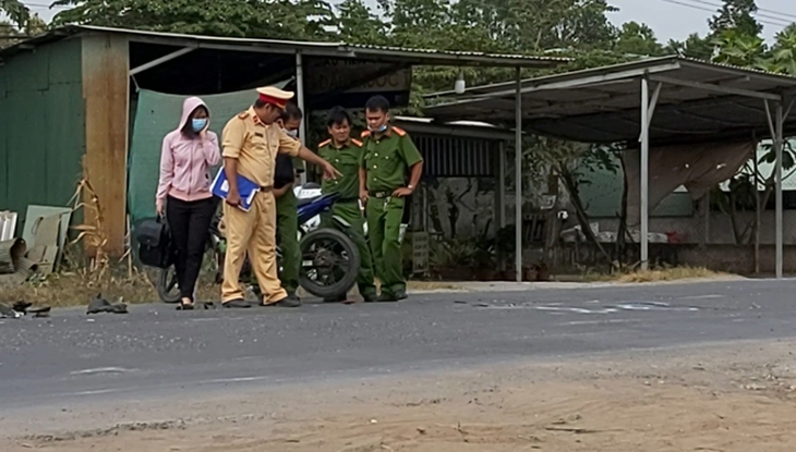 Người phụ nữ mang thai đi bộ sang đường bị xe máy tông tử vong - Ảnh 1. Người phụ nữ mang thai đi bộ sang đường bị xe máy tông tử vong - Ảnh 1.