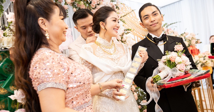 Đám hỏi Khánh Thi - Phan Hiển: Nhà chú rể tặng nhiều vàng, tiền mặt, bà ngoại chồng nói một câu ai cũng xúc động