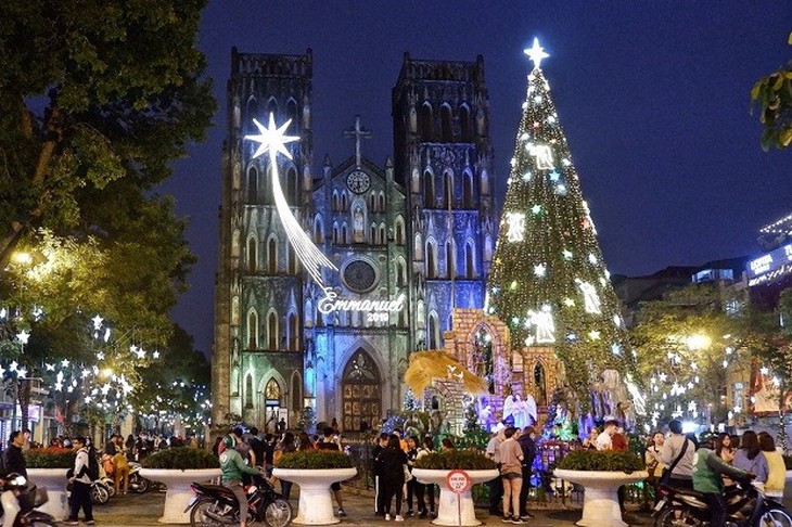 Những địa điểm vui chơi Noel ở Hà Nội được giới trẻ "săn đón" - Ảnh 1.