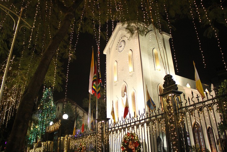 Những địa điểm vui chơi Noel ở Hà Nội được giới trẻ "săn đón" - Ảnh 2.