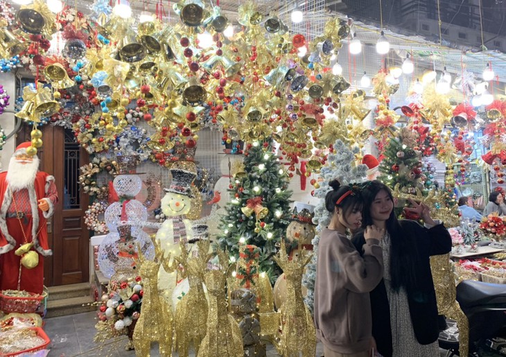 Những địa điểm vui chơi Noel ở Hà Nội được giới trẻ "săn đón" - Ảnh 3.