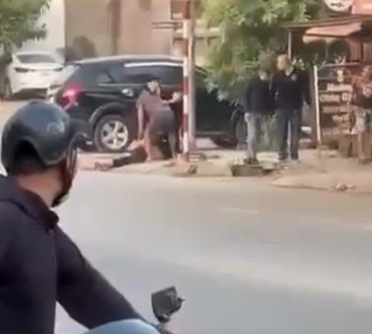 Khởi tố 2 đối tượng liên quan vụ đâm gục thanh niên trên phố - Ảnh 2.