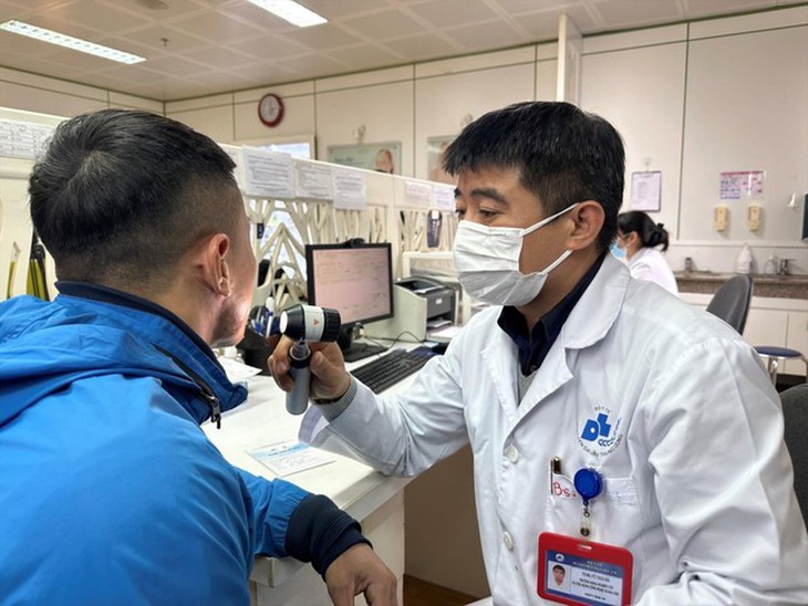 Nam thanh niên bị hoại tử da mặt do tiêm filler nâng mũi - Ảnh 1.
