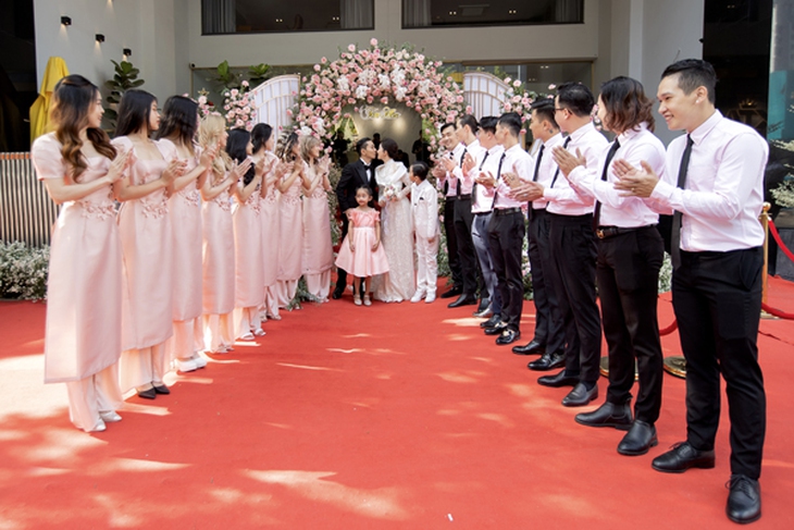 Đám hỏi Khánh Thi - Phan Hiển: Nhà chú rể tặng nhiều vàng, tiền mặt, bà ngoại chồng nói một câu ai cũng xúc động - Ảnh 12.