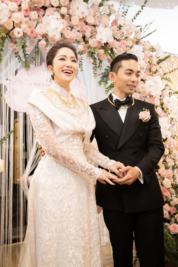 Đám hỏi Khánh Thi - Phan Hiển: Nhà chú rể tặng nhiều vàng, tiền mặt, bà ngoại chồng nói một câu ai cũng xúc động - Ảnh 7.