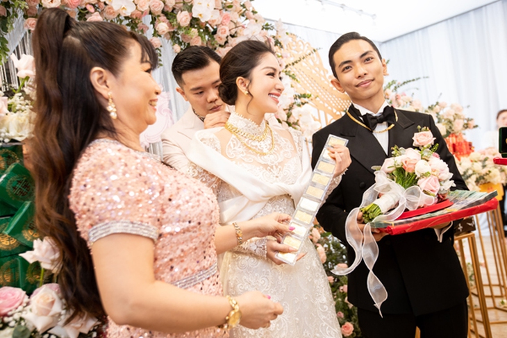Đám hỏi Khánh Thi - Phan Hiển: Nhà chú rể tặng nhiều vàng, tiền mặt, bà ngoại chồng nói một câu ai cũng xúc động - Ảnh 2.