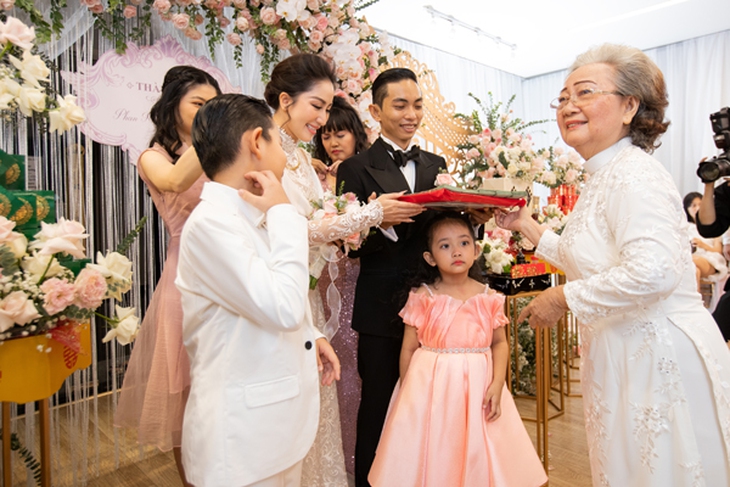 Đám hỏi Khánh Thi - Phan Hiển: Nhà chú rể tặng nhiều vàng, tiền mặt, bà ngoại chồng nói một câu ai cũng xúc động - Ảnh 3.