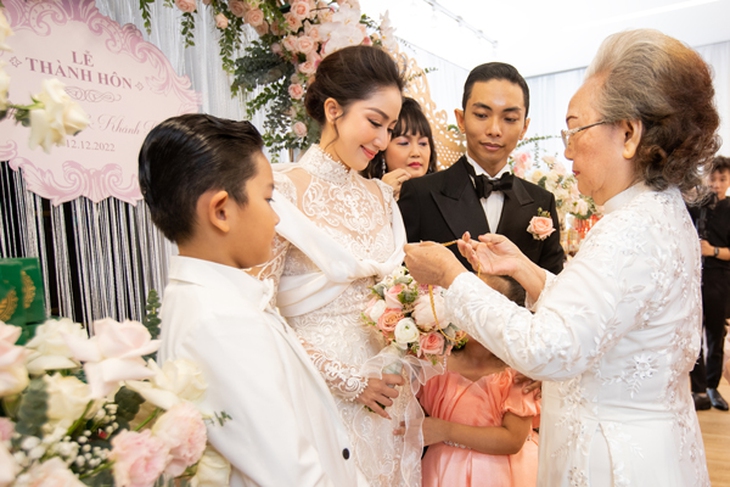 Đám hỏi Khánh Thi - Phan Hiển: Nhà chú rể tặng nhiều vàng, tiền mặt, bà ngoại chồng nói một câu ai cũng xúc động - Ảnh 4.