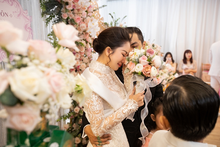 Đám hỏi Khánh Thi - Phan Hiển: Nhà chú rể tặng nhiều vàng, tiền mặt, bà ngoại chồng nói một câu ai cũng xúc động - Ảnh 8.