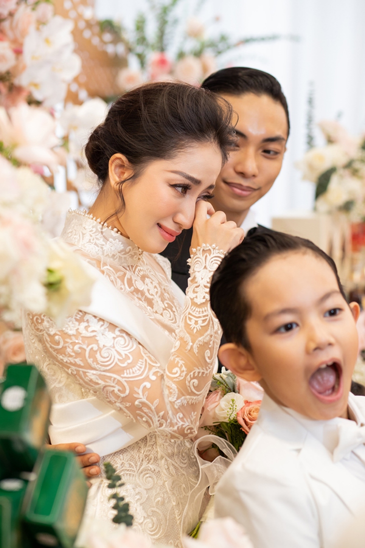 Đám hỏi Khánh Thi - Phan Hiển: Nhà chú rể tặng nhiều vàng, tiền mặt, bà ngoại chồng nói một câu ai cũng xúc động - Ảnh 10.