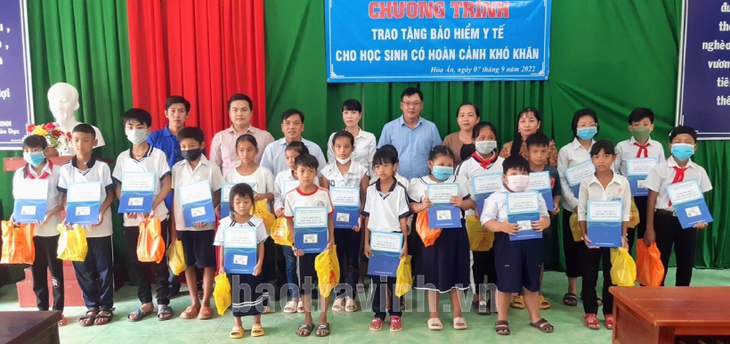 Đã có 46,8 tỷ đồng cho Chương trình tặng sổ BHXH, thẻ BHYT tới người có hoàn cảnh khó khăn

 - Ảnh 1.