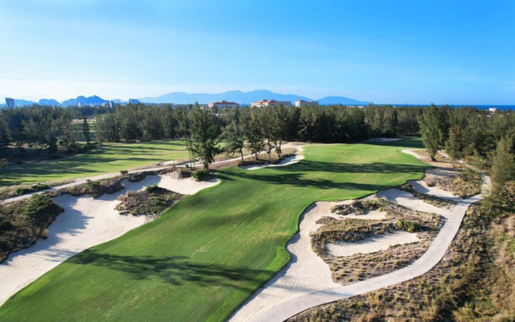 Tin 13/12: Làm rõ vụ khách chơi golf đánh nữ nhân viên phục vụ đến gãy cả gậy golf; - Ảnh 2. Tin 13/12: Làm rõ vụ khách chơi golf đánh nữ nhân viên phục vụ đến gãy cả gậy golf; - Ảnh 2.