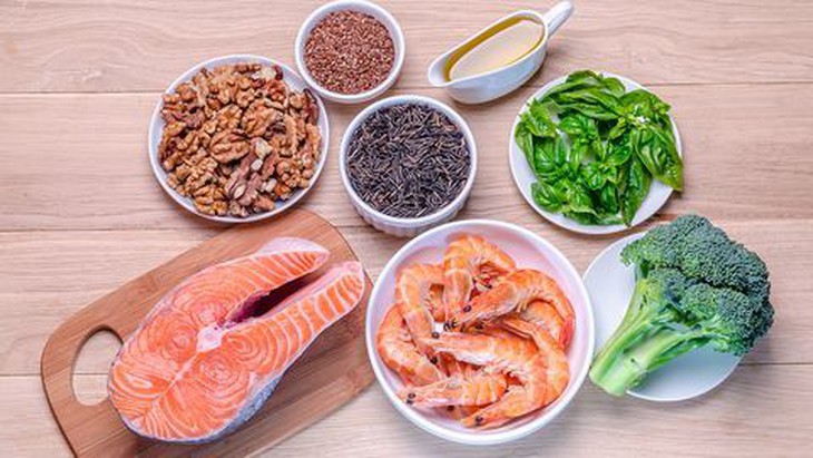 Bổ sung đủ các dưỡng chất, vitamin A, C E, thực phẩm giàu axit béo Omega-3 giúp phòng tránh đau xương khớp. Ảnh minh hoạ Bổ sung đủ các dưỡng chất, vitamin A, C E, thực phẩm giàu axit béo Omega-3 giúp phòng tránh đau xương khớp. Ảnh minh hoạ