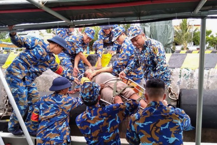 Khánh Hòa: Bệnh xá đảo Sinh Tồn cứu sống ngư dân bị đột quỵ - Ảnh 1. Khánh Hòa: Bệnh xá đảo Sinh Tồn cứu sống ngư dân bị đột quỵ - Ảnh 1.