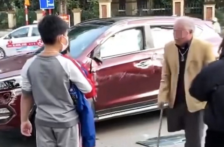 Người đàn ông cụt chân gây tai nạn: Người khuyết tật có được cấp GPLX? - Ảnh 1. Người đàn ông cụt chân gây tai nạn: Người khuyết tật có được cấp GPLX? - Ảnh 1.