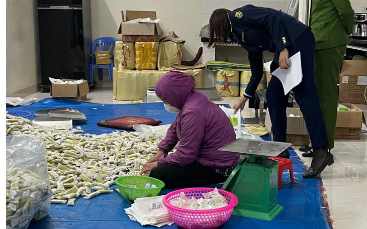 Hà Nội: Phát hiện cơ sở sản xuất bánh gạo giả mạo hàng Nhật