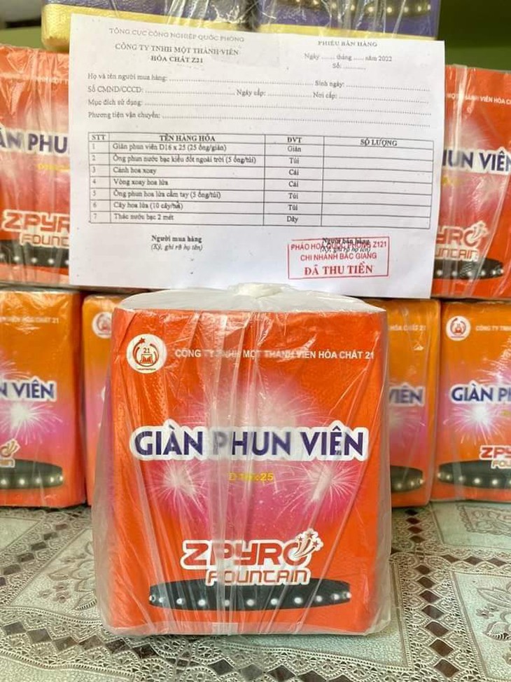Giá pháo hoa Z121 "nhảy múa" trên thị trường Tết - Ảnh 1.