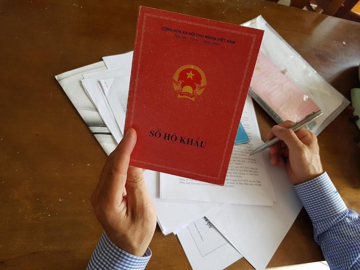 Những điều người dân cần nắm rõ khi chỉ còn gần 20 ngày để sử dụng sổ hộ khẩu giấy? - Ảnh 1. Những điều người dân cần nắm rõ khi chỉ còn gần 20 ngày để sử dụng sổ hộ khẩu giấy? - Ảnh 1.