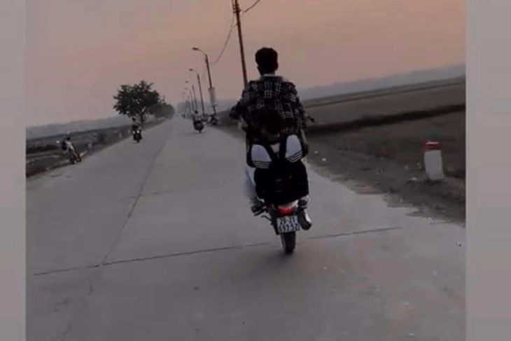 Xử phạt 2 “trẻ trâu” bốc đầu xe máy còn khoe trên mạng xã hội - Ảnh 1.
