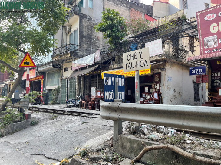 Chuyên gia lý giải lối đi tự mở qua đường sắt mãi không xoá nổi - Ảnh 2. Chuyên gia lý giải lối đi tự mở qua đường sắt mãi không xoá nổi - Ảnh 2.