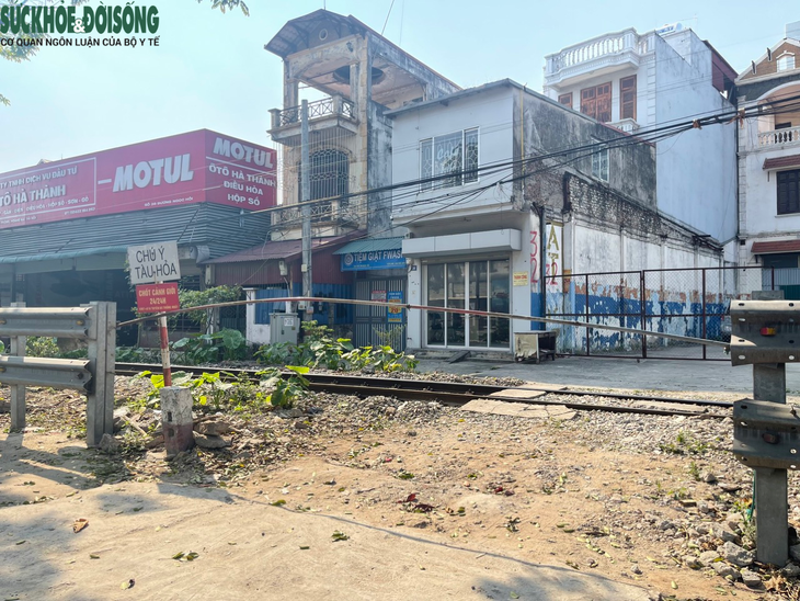 Chuyên gia lý giải lối đi tự mở qua đường sắt mãi không xoá nổi - Ảnh 4. Chuyên gia lý giải lối đi tự mở qua đường sắt mãi không xoá nổi - Ảnh 4.