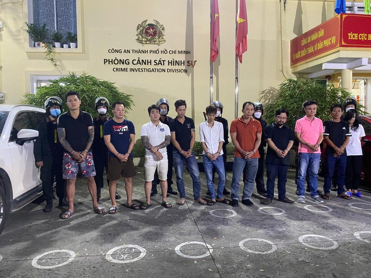 Triệt phá đường dây cá độ trang bị 'hàng nóng' để đòi nợ con bạc - Ảnh 1.